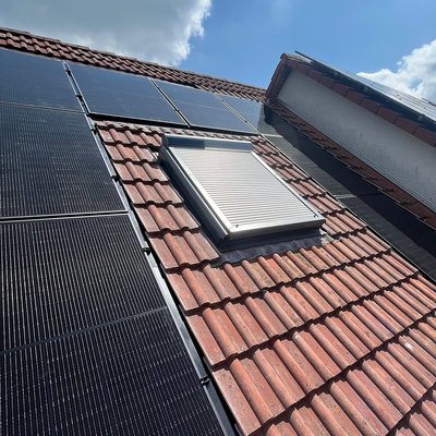 Rosenbach Energieberatung Photovoltaik Eine Hand