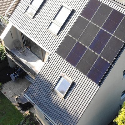 Rosenbach Energieberatung Photovoltaik Eine Hand